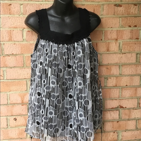 Casual top with crochet trim - Picture 1 of 3